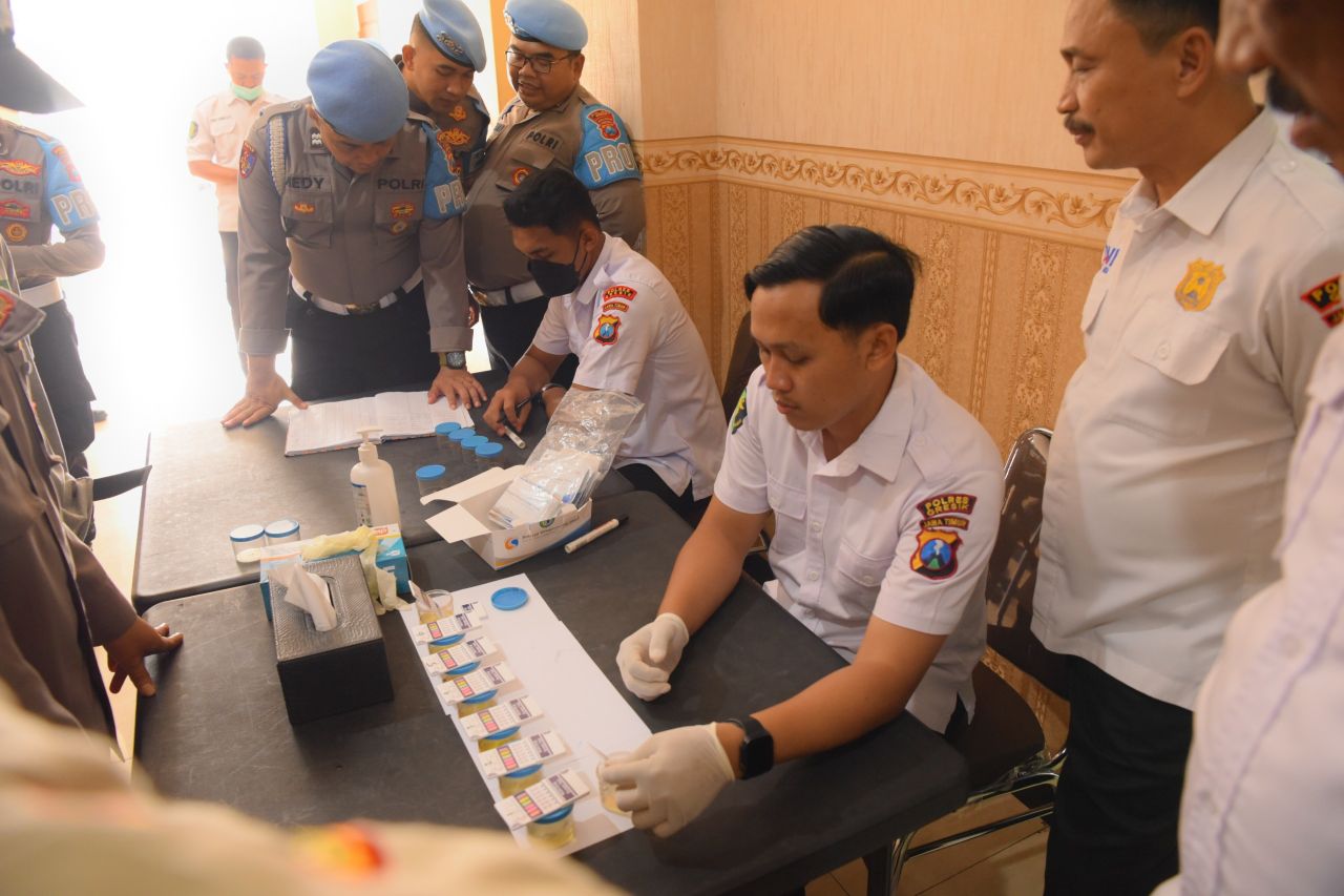 Polres Gresik Gelar Tes Urine, Pastikan Personil Bebas Narkoba