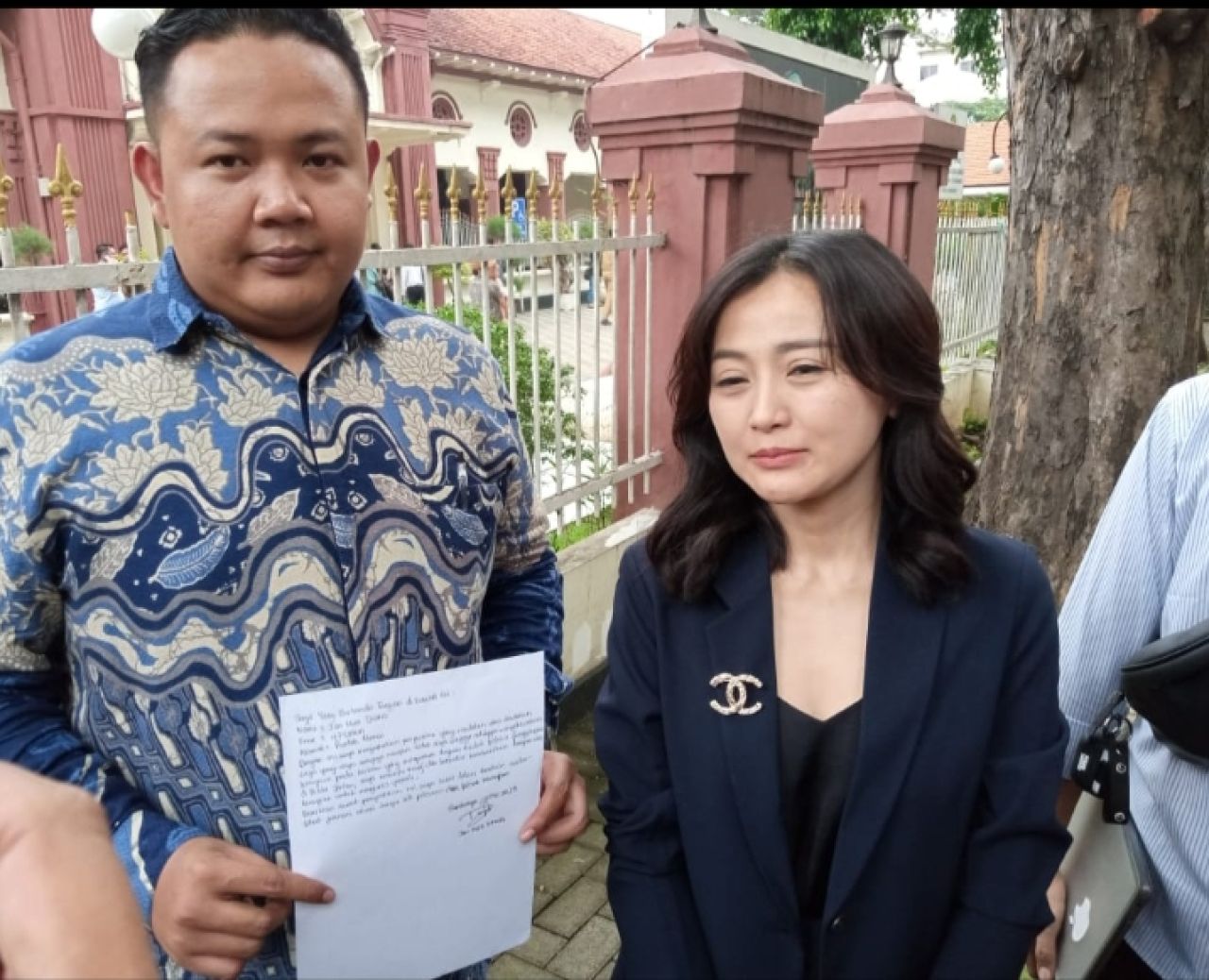 Elok Kadja Saat diwawancarai Awak Media