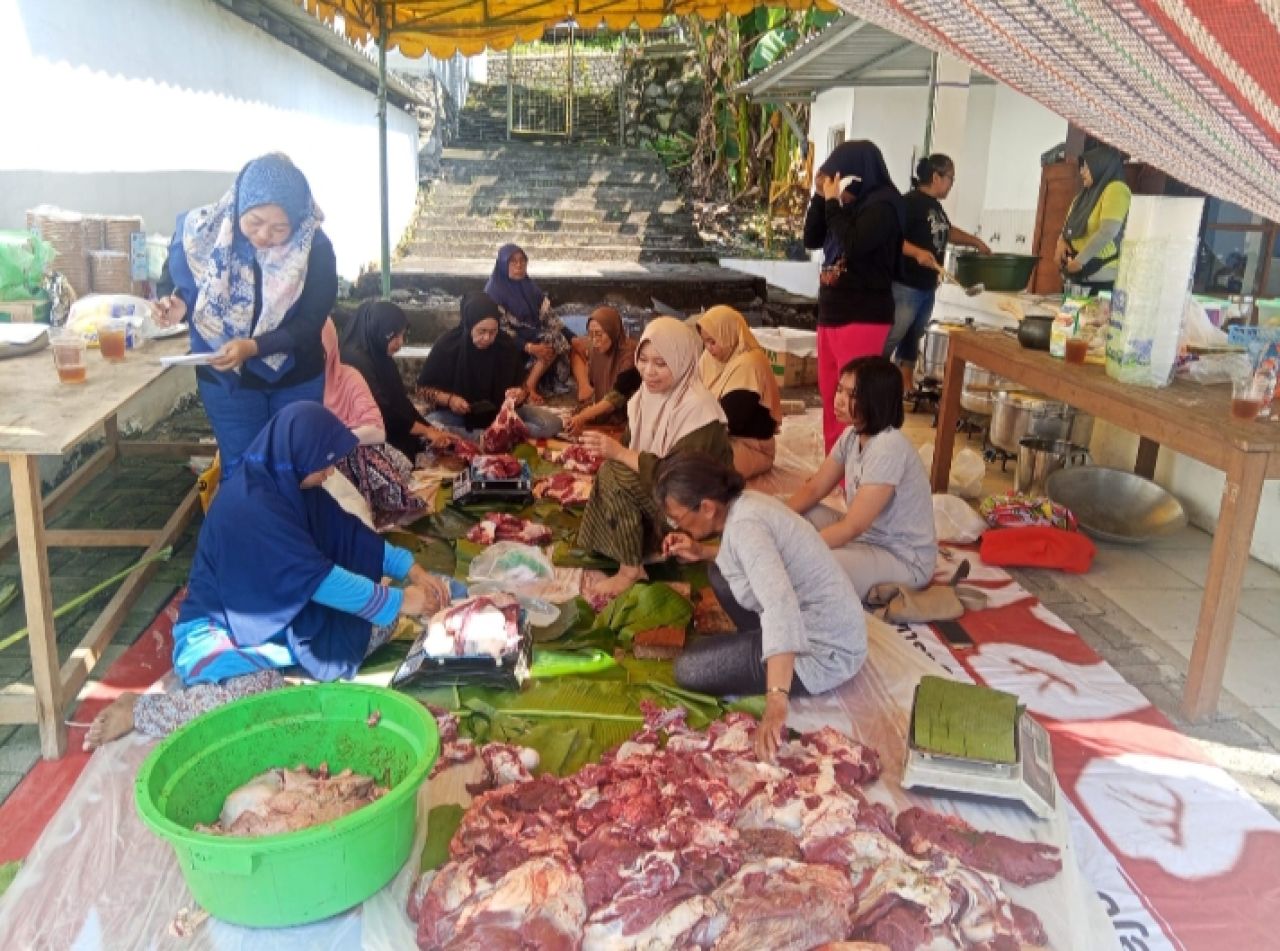 Warga perumahan Bukid Citra Mas Kota Baru Driyorejo Melaksanakan Penyembelihan Hewan Kurban