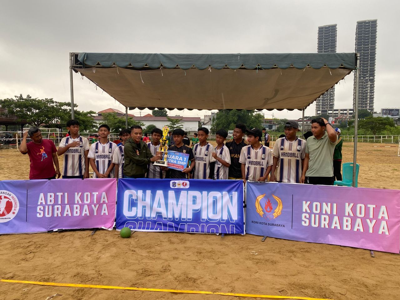 Diikuti 800 Peserta,Kejurkot Bola Tangan Pantai di Unesa Menuai Pujian dari Ketua Umum KONI Surabaya