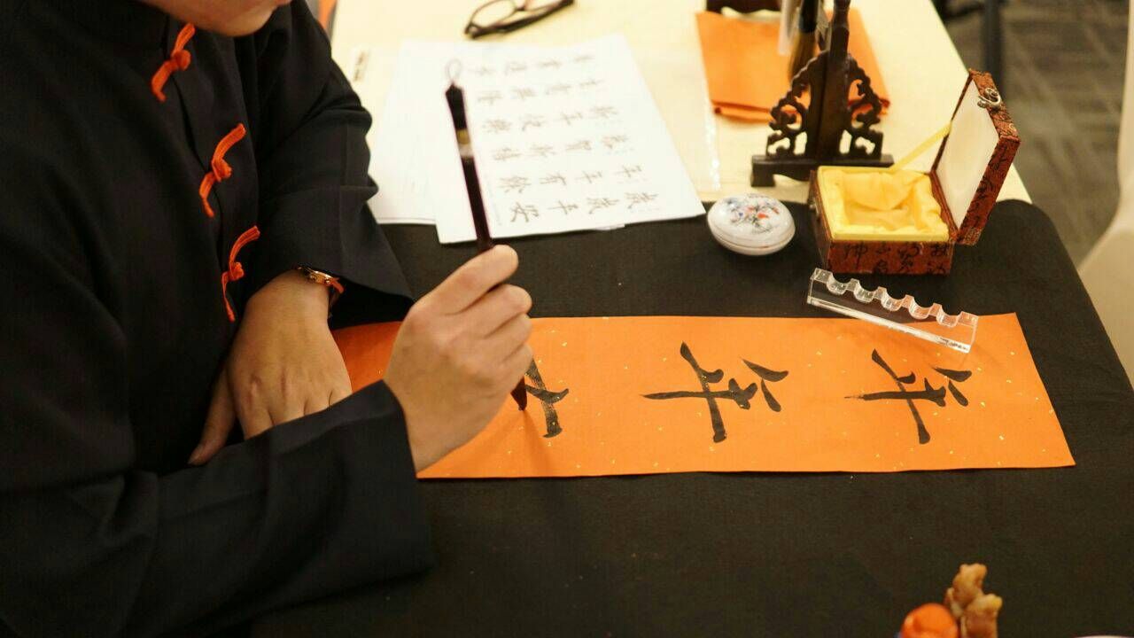 Four point By Sheraton Surabaya Tunjungan plaza Hadirkan"The Art of Chinese Calligraphy"