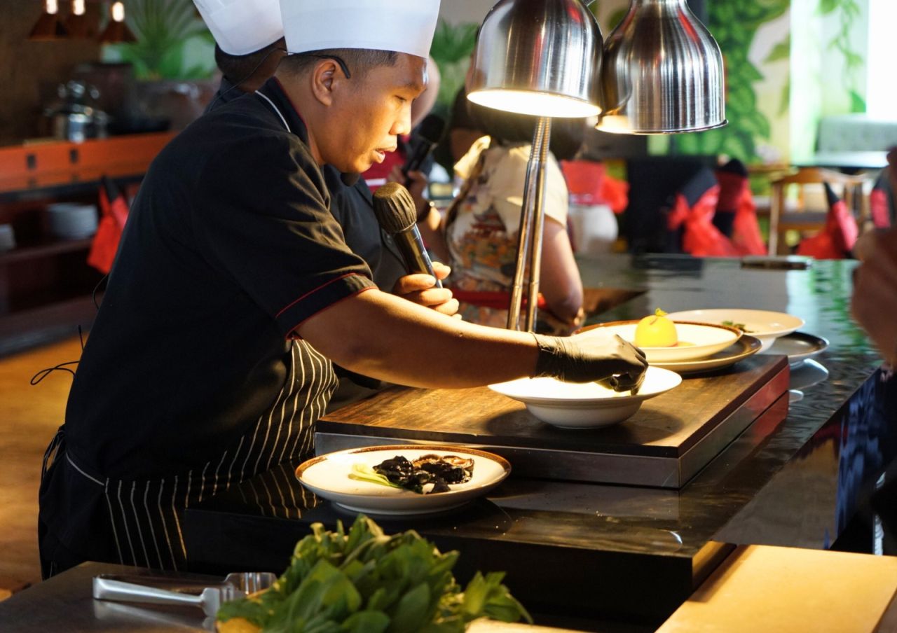 Aroma Imlek yang Menggoda: Chef Hadi Purwanto Hadirkan Black Wonton Soup & Mandarin Golden Dome Cake