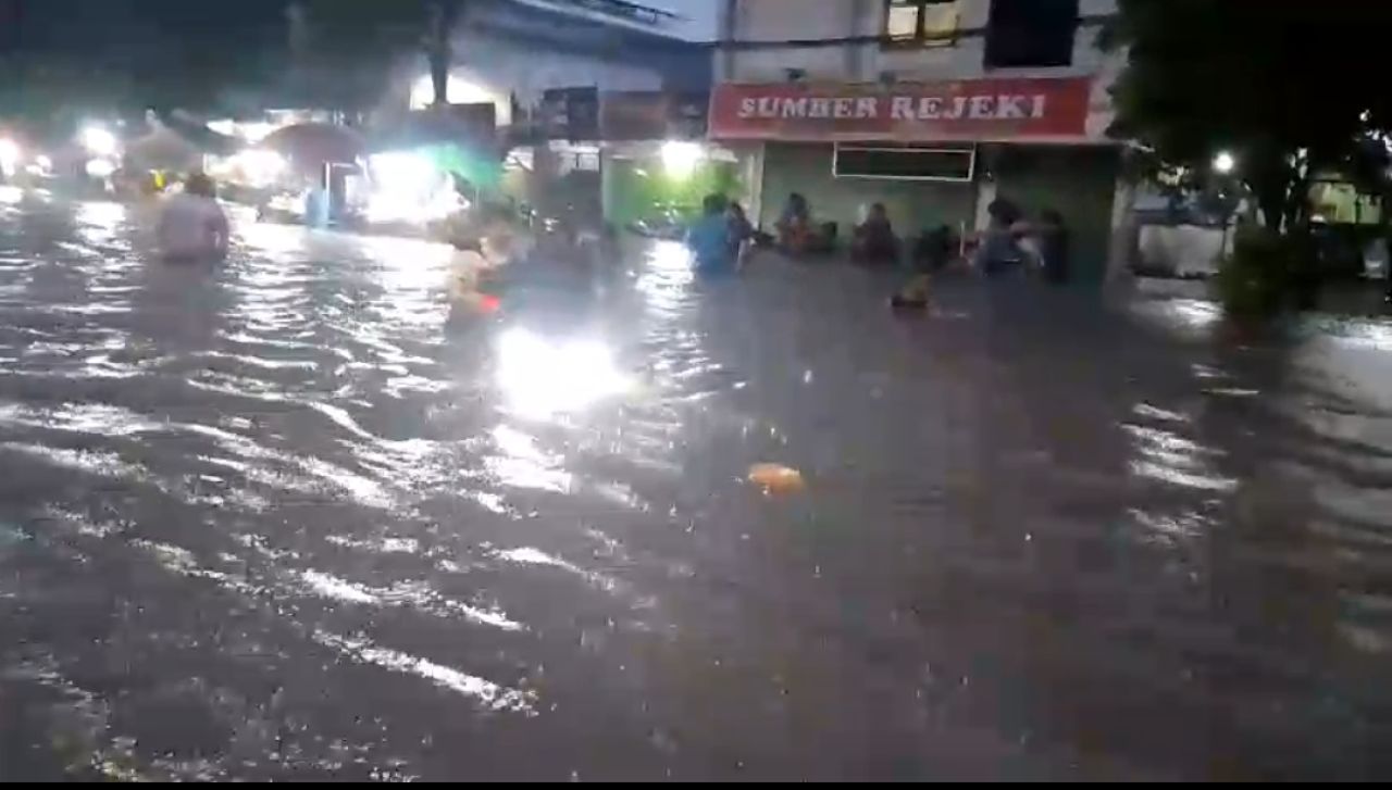 Hujan Dua Jam, Sejumlah Wilayah di Surabaya Terendam Banjir