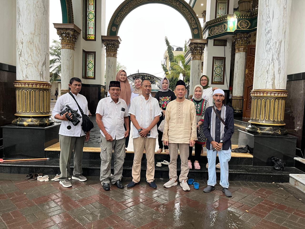 Sinergi LPKAN dan FPK Jatim, 100 Nasi Kotak Dibagikan di Masjid Syaikhona Kholil
