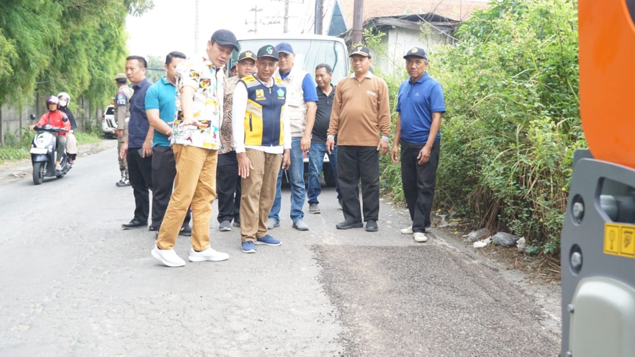 Bupati Sidoarjo terus keliling memastikan Perbaikan Jalan Berjalan maksimal