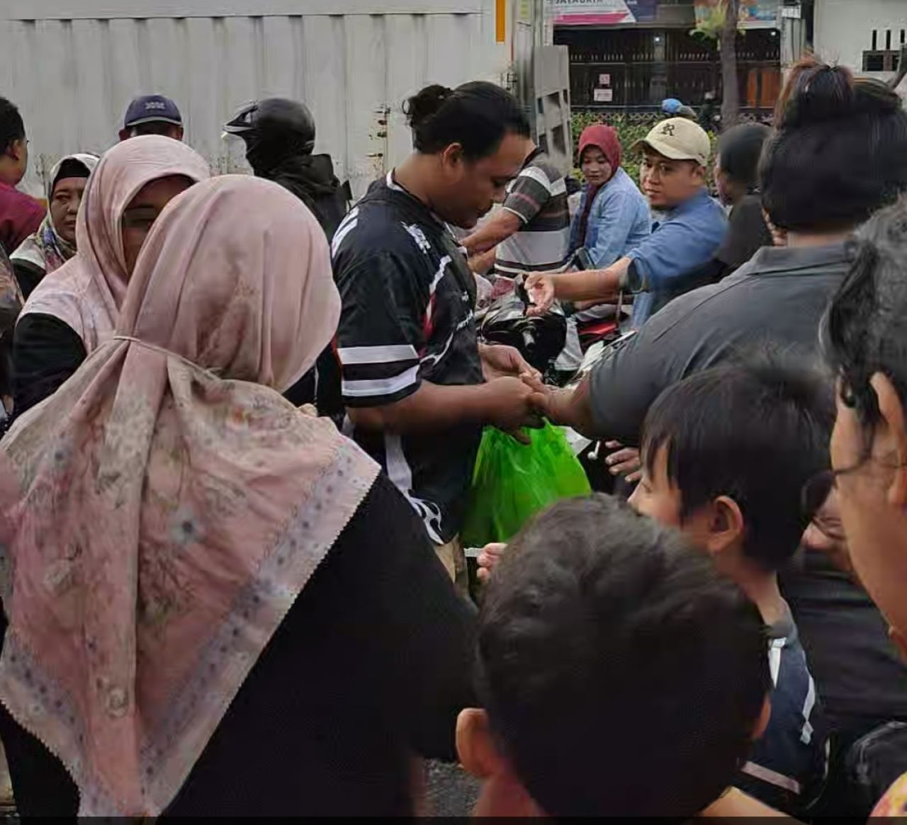 Ikatan keluarga Alumni SMP negeri 25 Surabaya Bagikan 1,000 Paket Takjil Bagi Pengguna Jalan