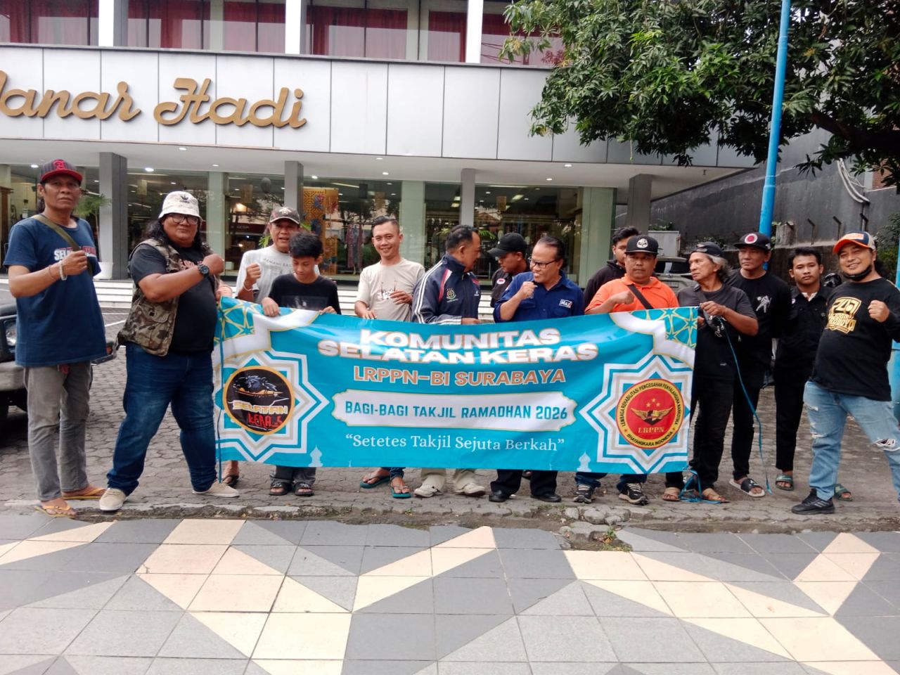 Komunitas Media Selatan Keras Gandeng LRPPN-BI Bagikan 500 Takjil di Jalan Diponegoro