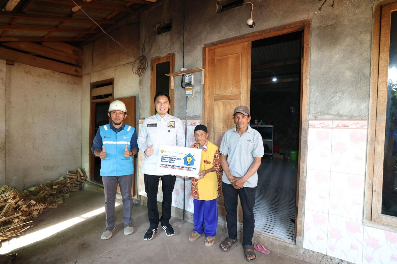 PLN Terangi Warga Salamwates Trenggalek, Program BPBL Diresmikan Wakil Ketua MPR RI