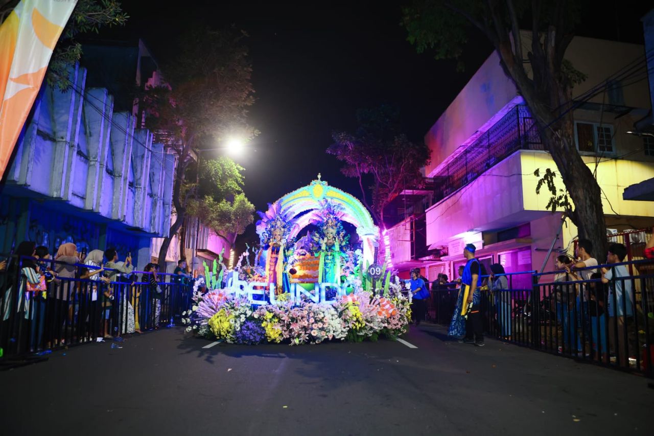 Surabaya Vaganza 2026: Mobil Hias Pelindo Angkat Keindahan Laut dan Harmoni Manusia dengan Alam