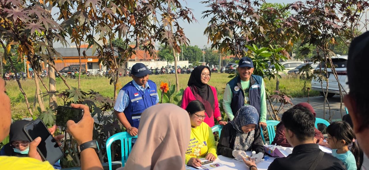 TPS Salurkan Dukungan Sosial Melalui DOKAR Baksos'e Suroboyo untuk Warga Lakarsantri