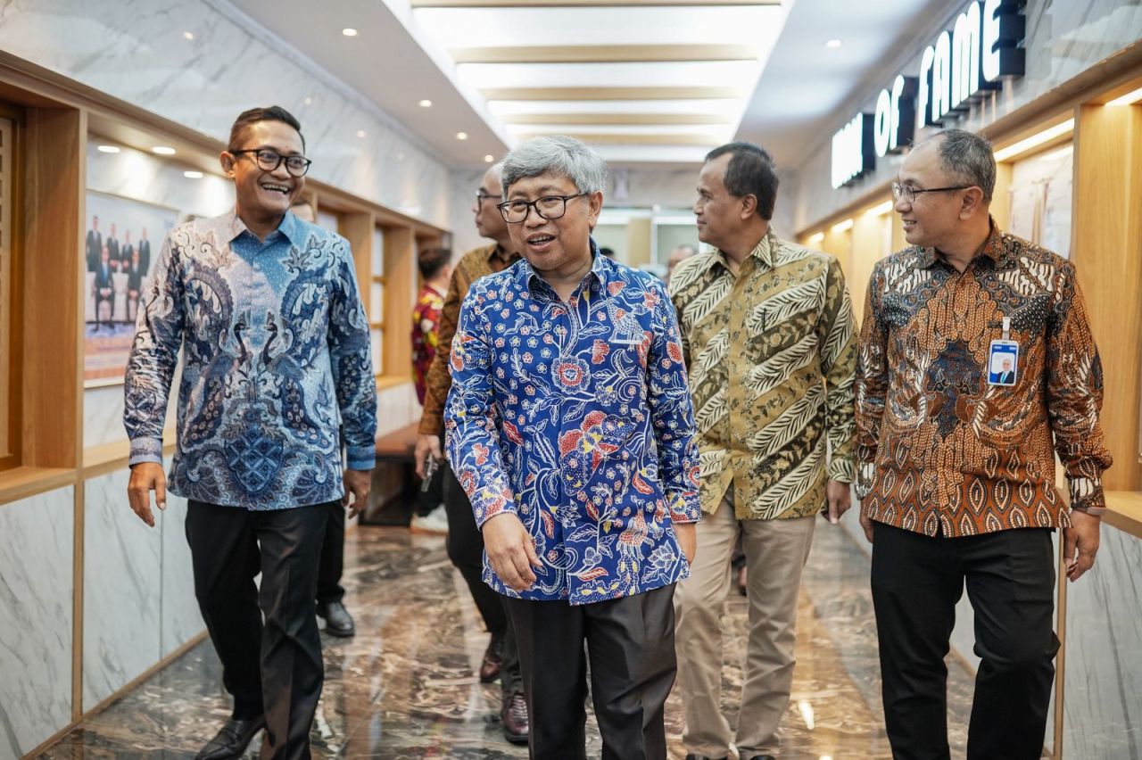 Foto : Alexander Dippo Paris Y.S. (Direktur Commercial Banking BRI), Astera Primanto Bhakti (Direktur Jenderal Perbendaharaan Kementerian Keuangan RI), Agung Yulianta (Direktur Pengelolaan Kas Negara Direktorat Jenderal Perbendahaan Kementerian Keuangan R