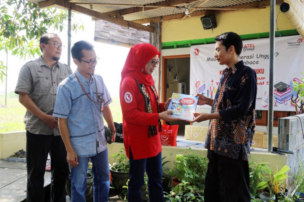 Penyerahan donasi buku oleh Forsikatel Jatim Bali Nusra