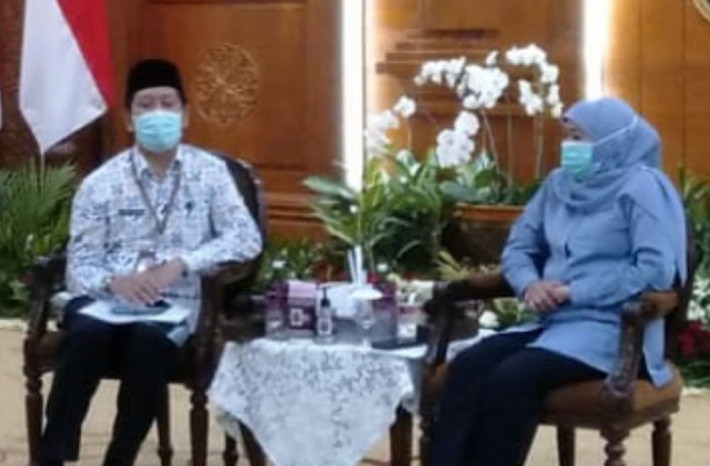 Kaperwil BKKBN Jatim Sukaryo Teguh Santoso dan Gubernur Jatim Khofifah Indar Parawansa