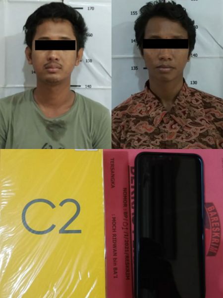 Dua tersangka yang diamankan Reskrim Polsek Semampir beserta barang bukti