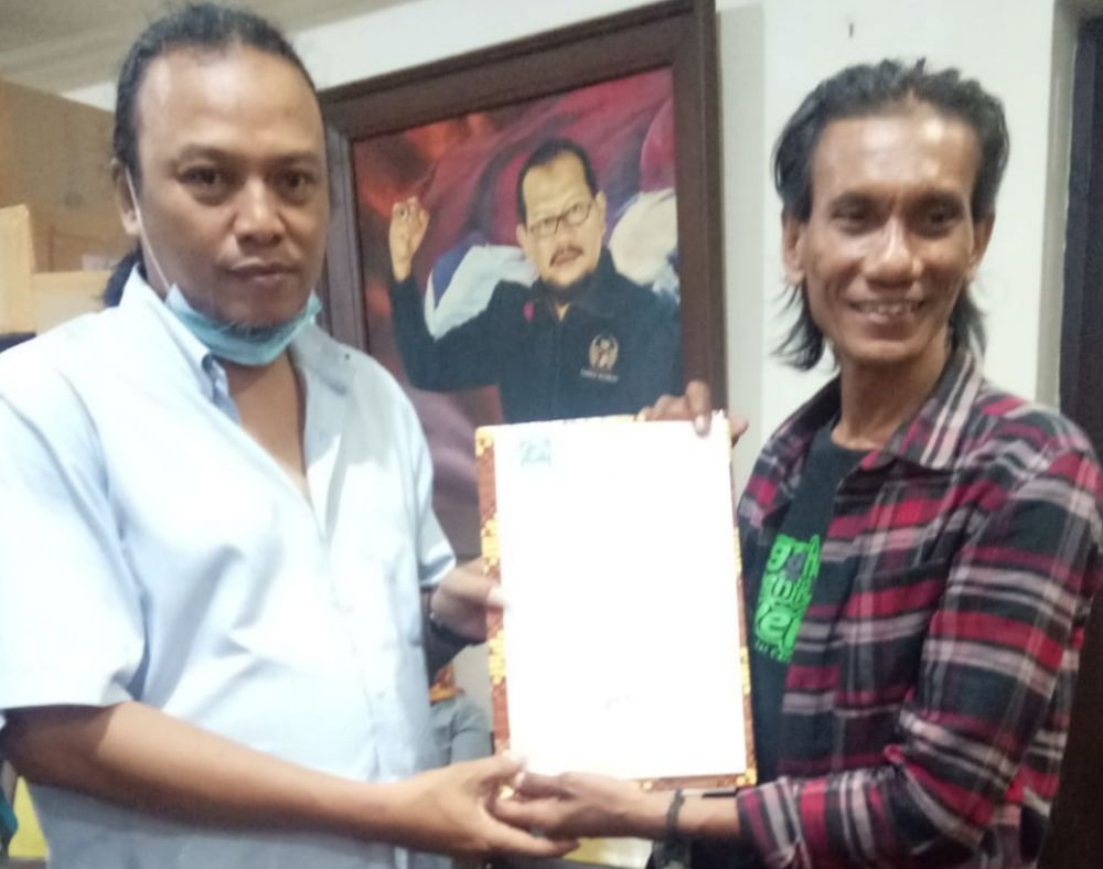 Ketua AWS Martudji bersama Wakil Ketua Kiki Kurniawan saat penandatanganan pakta integritas di kantor Jaksa Agung Suprapto Surabaya