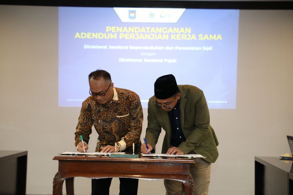Suryo Utomo Direktur Jenderal Pajak Kementerian Keuangan dan Zudan Arif Fakrulloh Direktur Jenderal Kependudukan dan Catatan Sipil dan Kementerian Dalam Negeri saat menandatangani perjanjian kerja