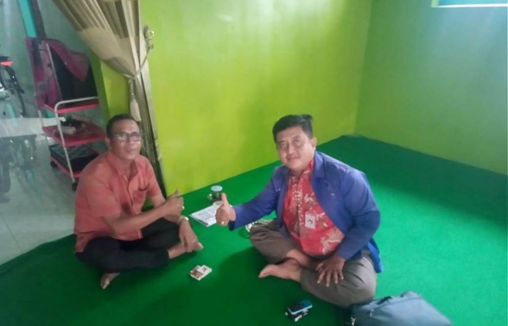 Zainul Arifin (kiri)