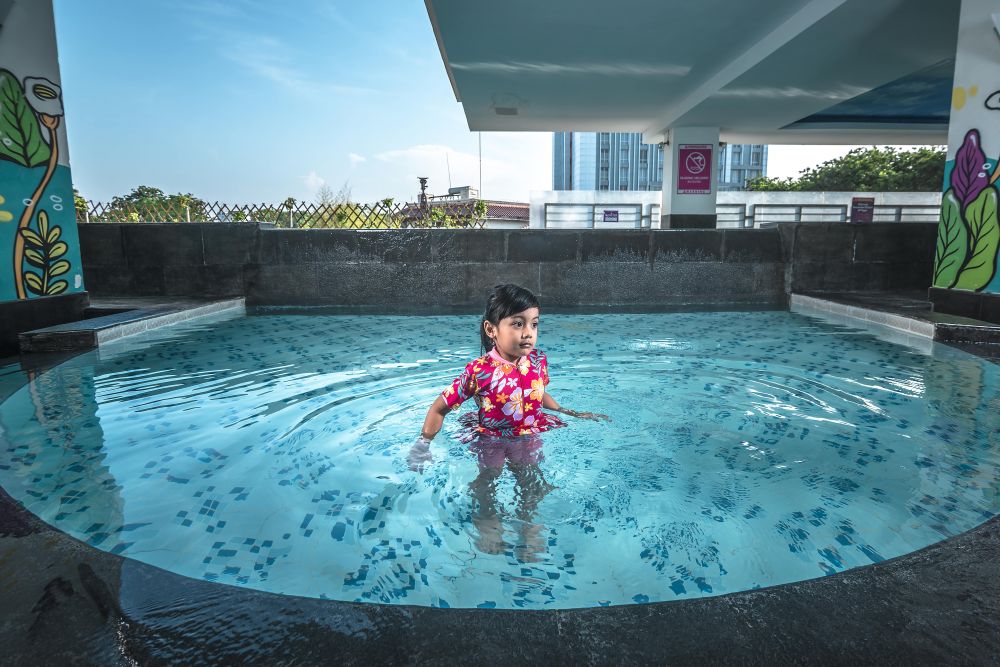 Berakhir pekan bersama keluarga di kolam renang Quest Hotel Darmo Surabaya