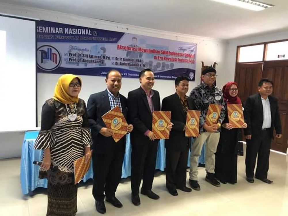 Jamhadi (kedua dari kanan) bersama pengurus Perkumpulan Doktor Indonesia Maju di Jakarta usai jadi narasumber seminar nasional. 