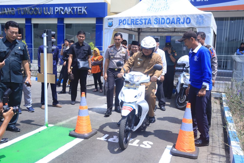 Bupati Sidoarjo menjajal smart driving