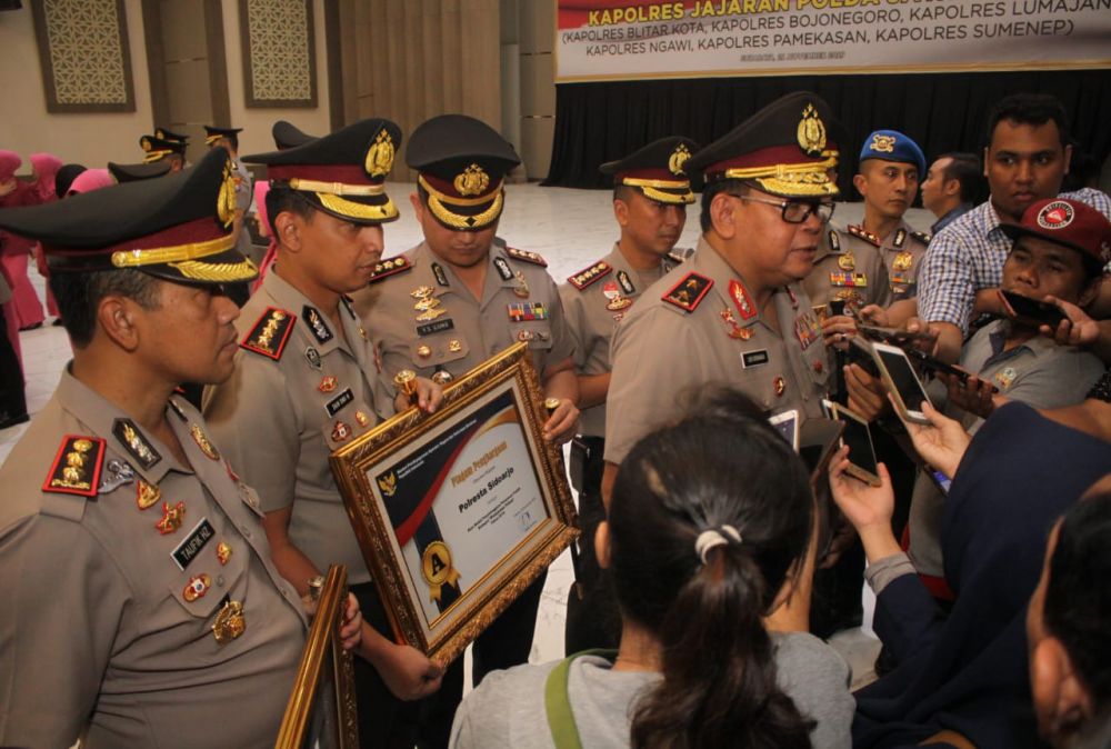 Kapolda Jatim, Irjen Pol Lucki Hermawan berikan keterangan pers usai sertijab