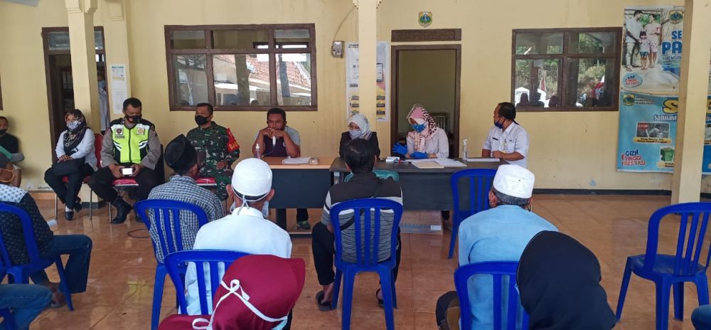 Babinsa Dampingi Pembagian Kartu Tani di Aula Balai Desa Kabuaran