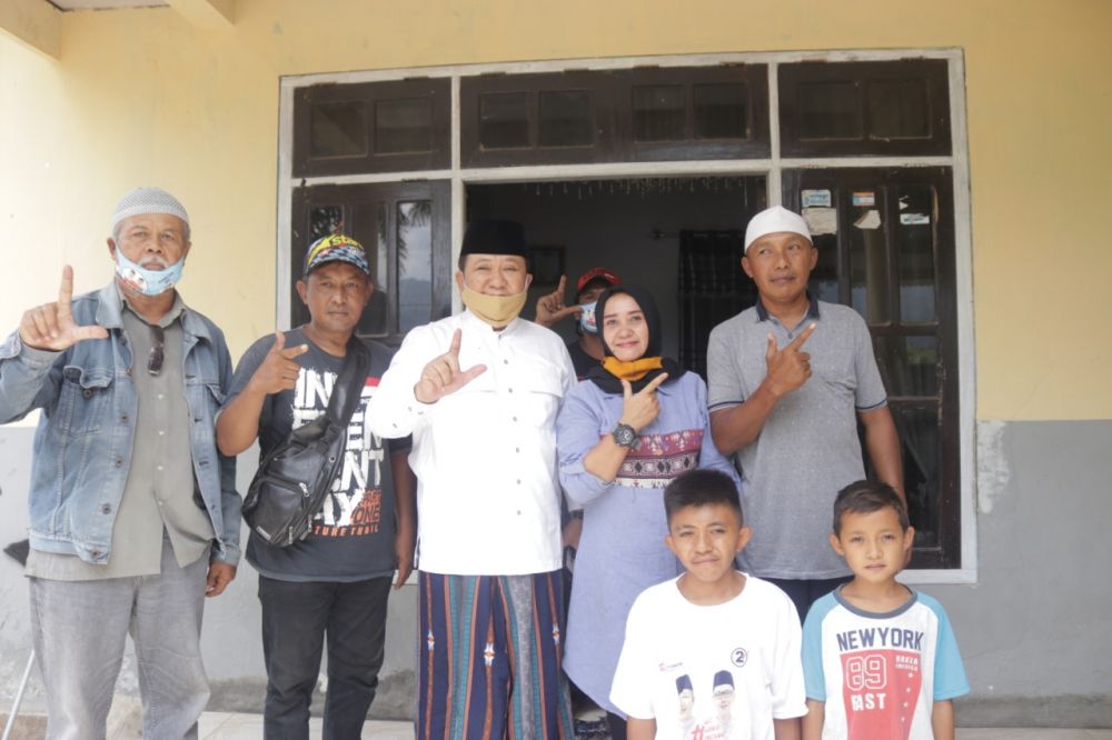 Foto : Haji Hendy bersama orangtua Kevy Sahertian