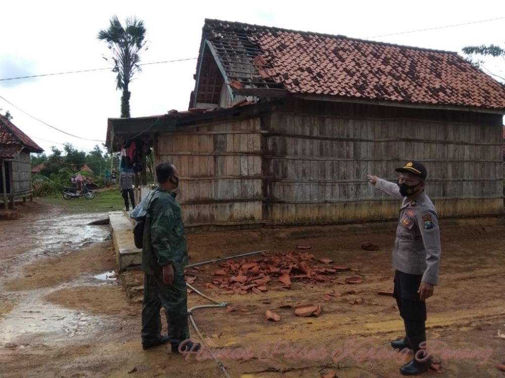 Kondisi rumah dan musholla yang terkena puting beliung, Karang Penang sampang