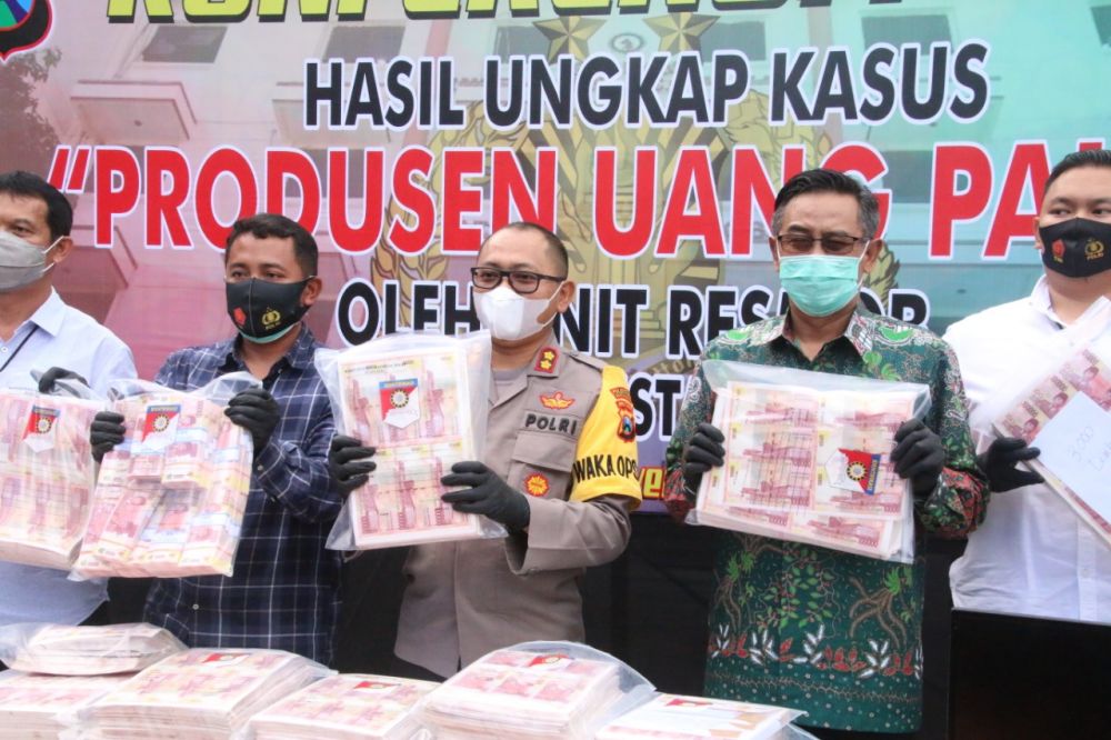 Deputi BI dan Wakapolres menunjukkan barang bukti