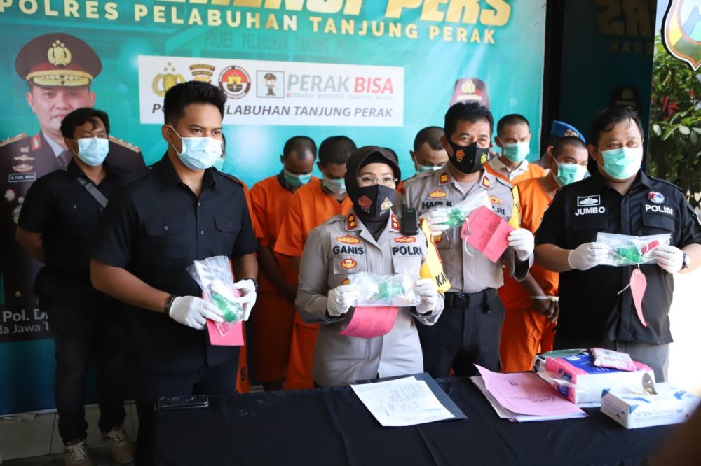 Kanit Reskrim, Kapolres Tanjung Perak, Kapolsek Asemrowo dan barang bukti