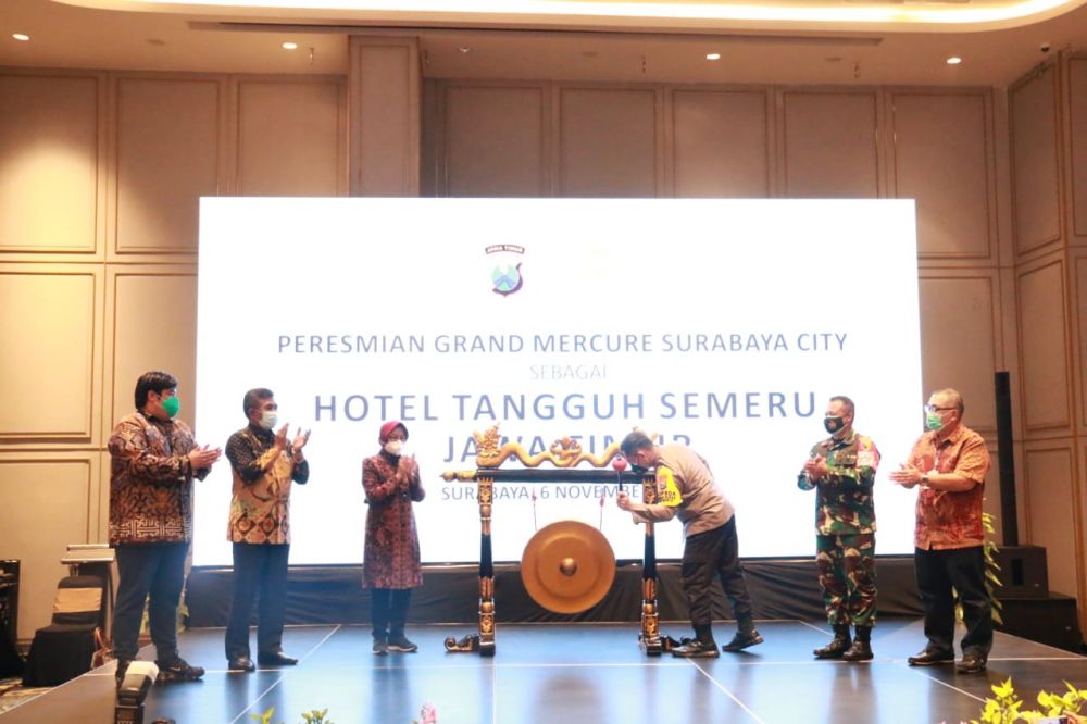 Kapolda bersama Bu Risma meresmikan hotel Tangguh Semeru (Grand Mercure Surabaya City)