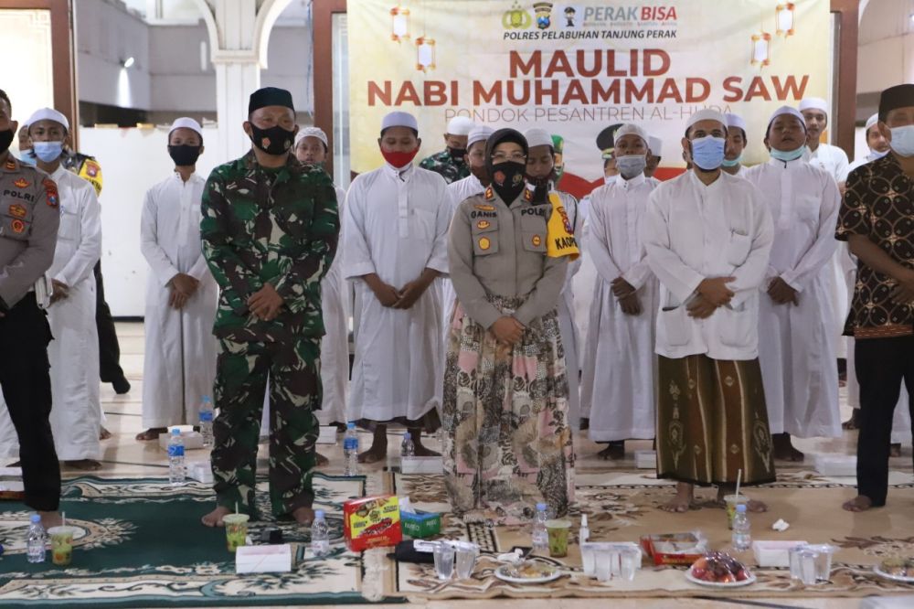 Kapolres bersama PJU dan santri mengikuti maulid nabi virtual