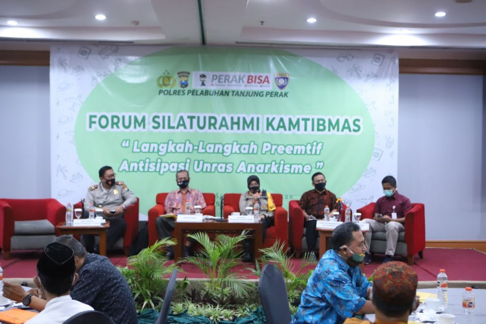 Kapolres bersama narasumber yang lain