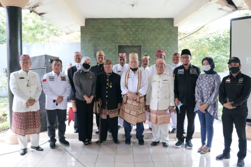 Sejumlah senator bersama LaNyalla Mattalitti