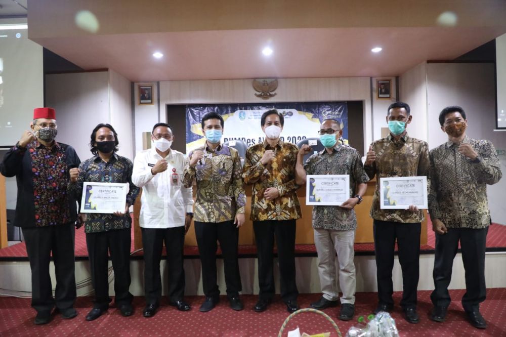 Wagub Emil berfoto bersama penerima penghargaan