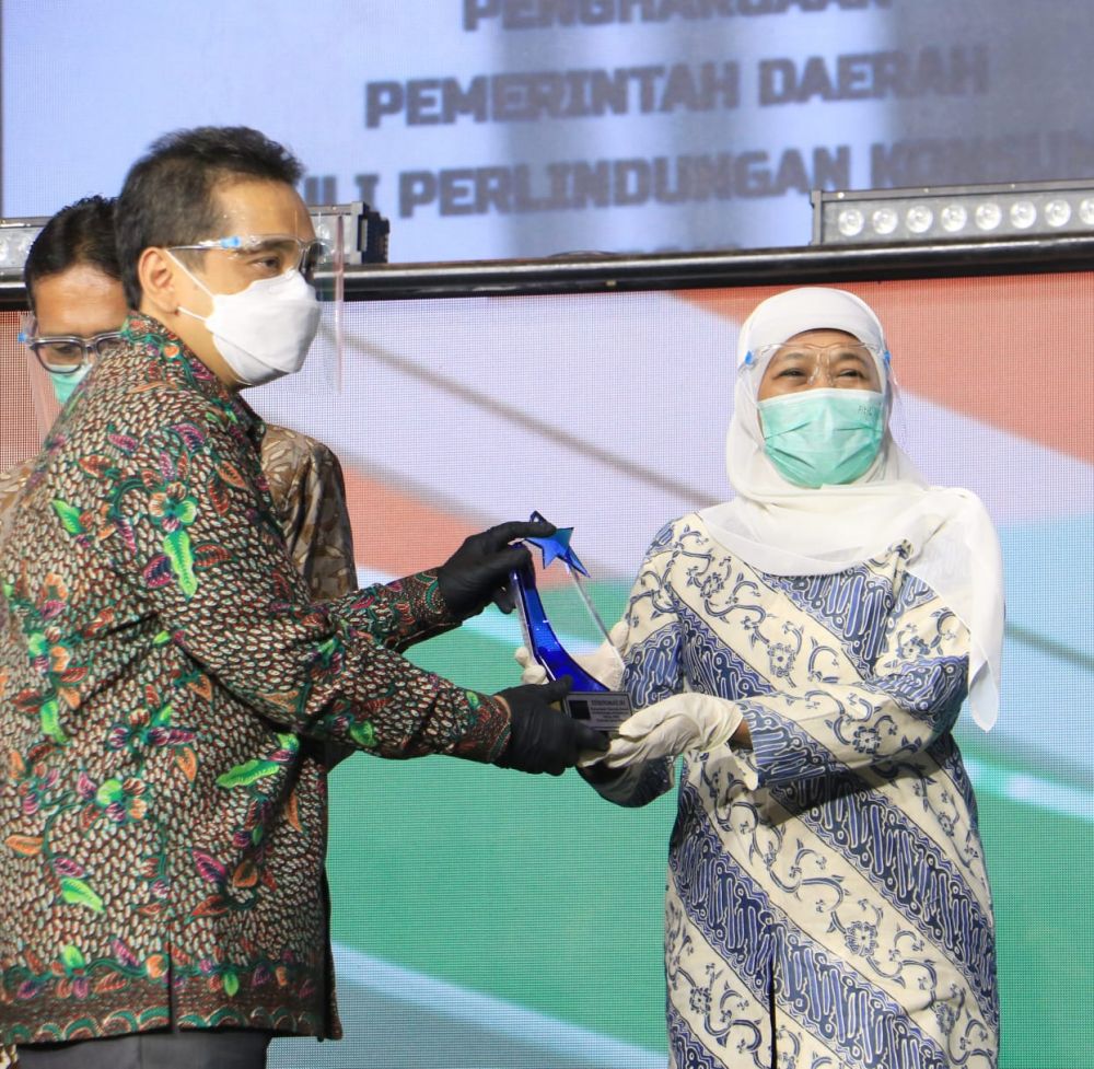 Gubernur Khofifah berikan penghargaan