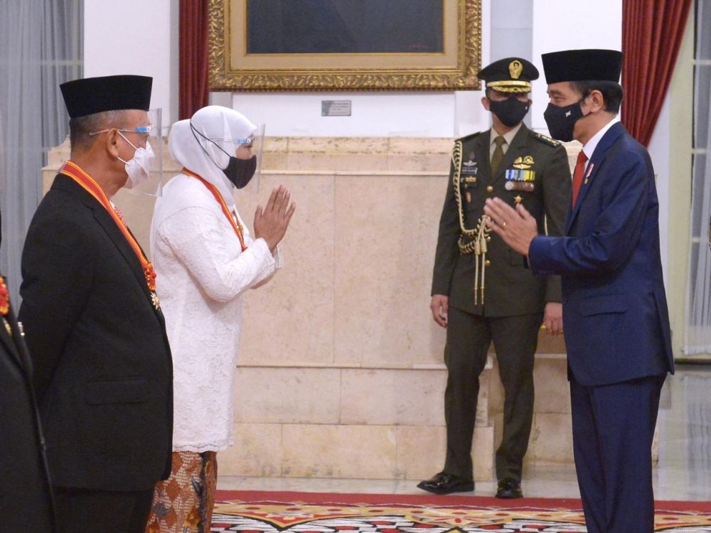 Gubernur Khofifah saat menerima penghargaan dari Presiden Joko Widodo