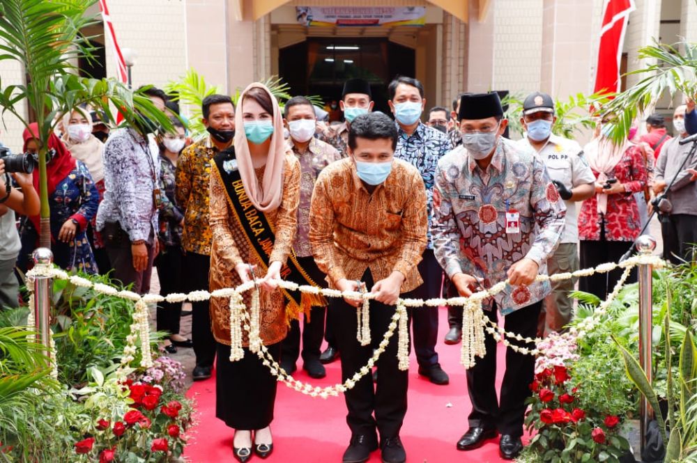Wagub Emil memotong pita tanda peresmian HUT ke-55