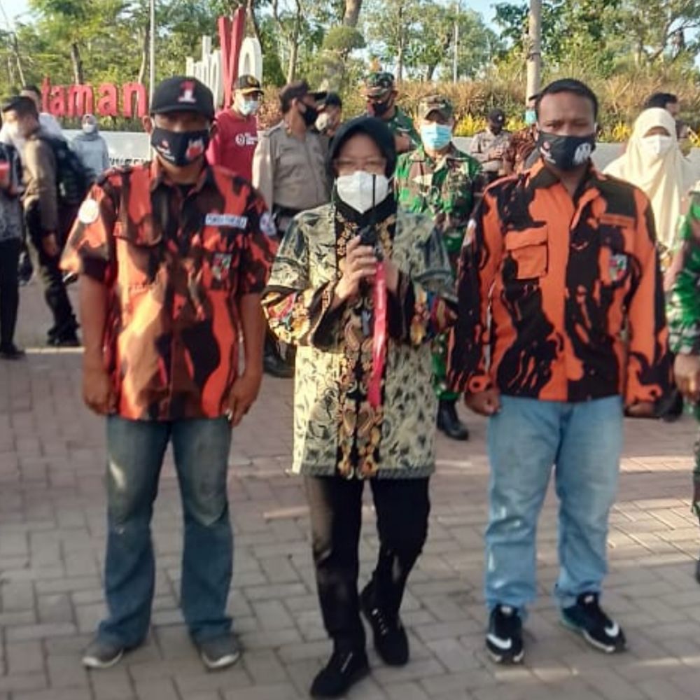 Dedi ketua PAC Pemuda Pancasila Bulak baksos bersihkan sampah di kawasan taman Surabaya