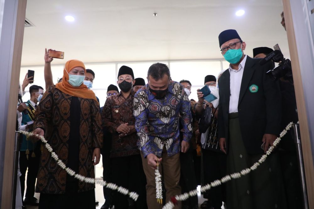 Pemotongan pita tanda peresmian