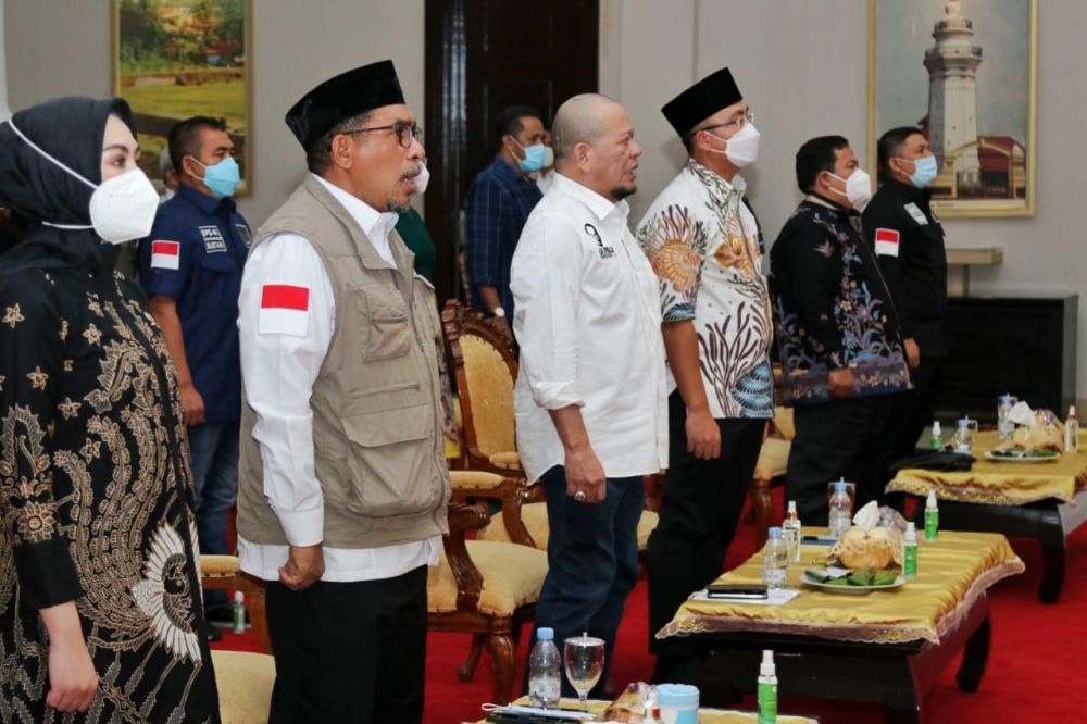 LaNyalla bersama wakil gubernur dan sejumlah senator lain