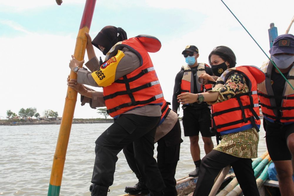 Kapolres AKBP Ganis Setyaningrum sedang menancapkan bambu dibantu anggota polres