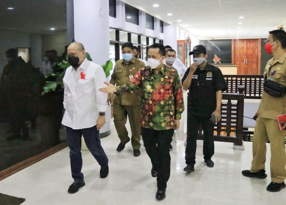 LaNyalla Mattalitti bersama senator lainnya dari Sulut