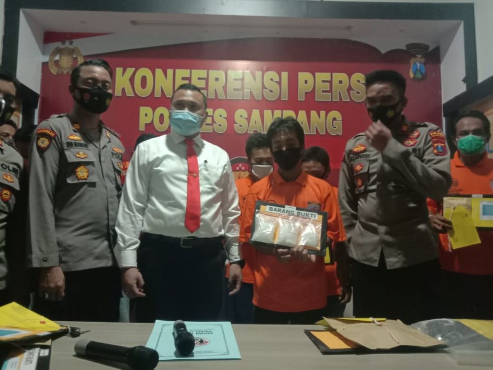 Sopir travel menunjukkan barang bukti