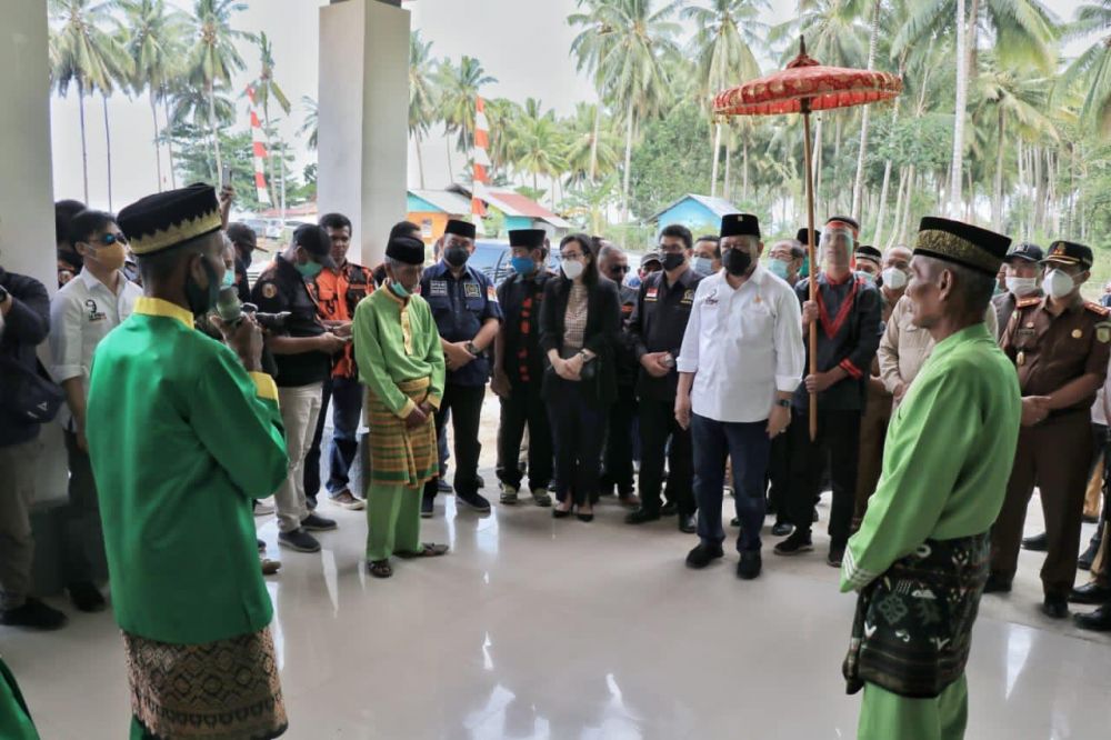 Ketua DPD RI dampingi Bupati Bolmut Depri Pontoh saat di sambut dengan prosesi adat penjemputan Kaidipang Besar di Barkoko Bolmut Sulut 