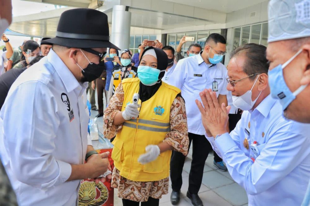 Ketua DPD RI bersama rombongan setiba di Bandara SIS Al jufrie Palu Sulteng, Tampak Gubernur Sulteng Longki Djanggola beserta jajaran menyambut di kedatangan