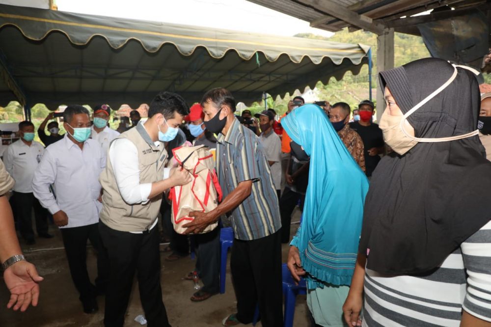 Wagub Jatim Emil Elestianto Dardak didampingi Bupati Pacitan meninjau jembatan penghubung desa di Kecamatan Kebonagung Kabupaten Pacitan yang roboh akibat banjir dan longsor serta membagikan bantuan provinsi kepada warga terdampak