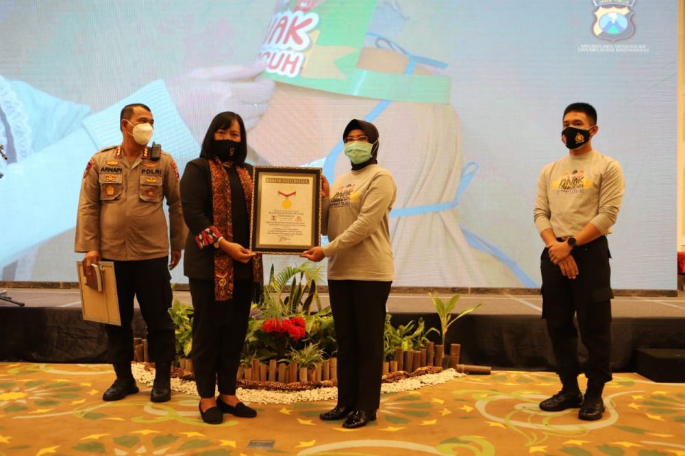 Kapolres Tanjung Perak mendapatkan anugerah Rekor Muri lomba menggambar dan mewarnai