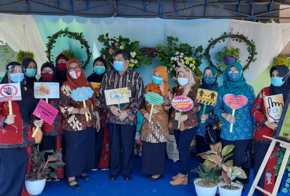 Dokter Syaf foto bareng peserta bazar