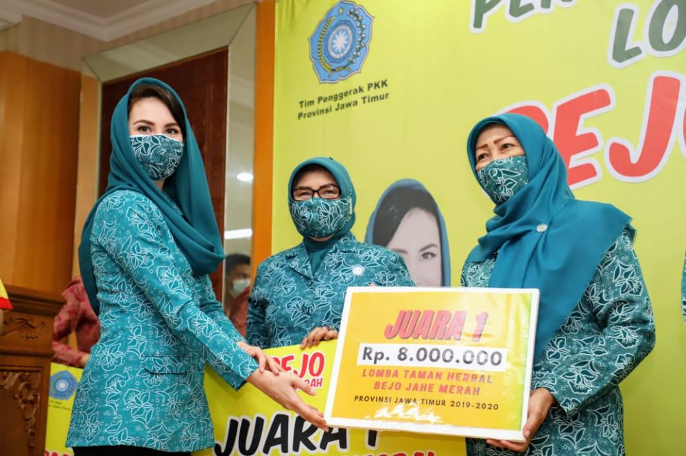 Ketua TP PKK Jatim berikan Piala dan piagam